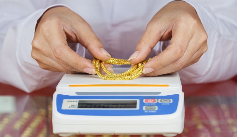 weighing gold necklace using digital scale