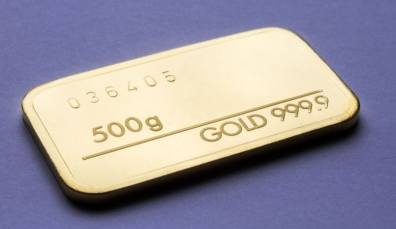five hundred grams of fine gold bar on violet background