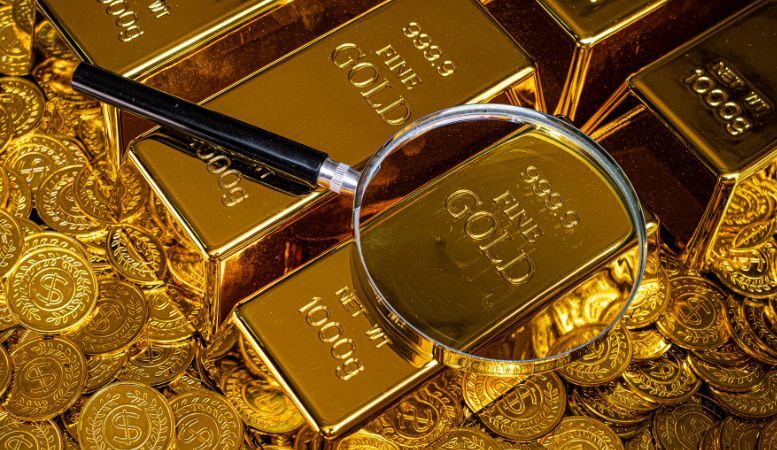 magnifying glass on one kilograms gold bars