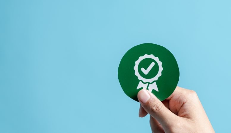 hand holding green circle with top service icon